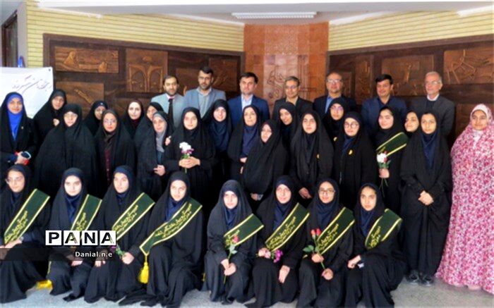 بازدید مدیرکل آموزش و پرورش از نمایشگاه "مدرسه انقلاب "دانش آموزان انجمن اسلامی