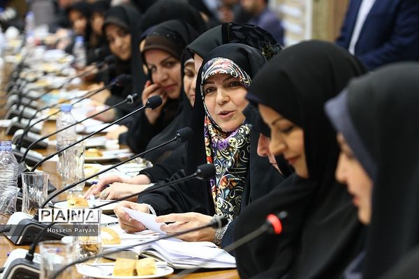 نشست هم اندیشی وزیر آموزش و پرورش با مسئولان شورای بانوان خیر مدرسه‌ساز استان‌های کشور