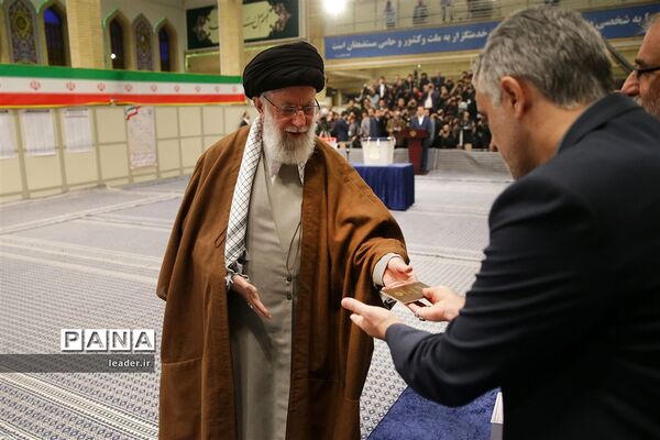 حضور رهبرمعظم انقلاب در یازدهمین دوره انتخابات مجلس شورای اسلامی و میان‌دوره‌ای مجلس خبرگان رهبری