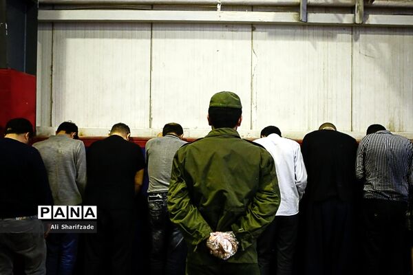 کشفیات مواد محترقه و ارز قاچاق