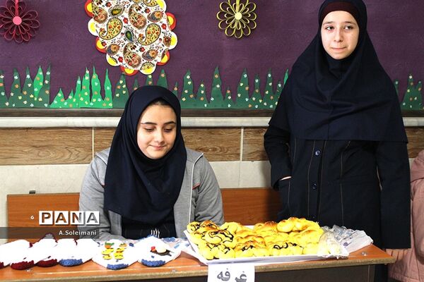 نمایشگاه دست‌سازه‌های مدرسه نمونه بسیج زنجان