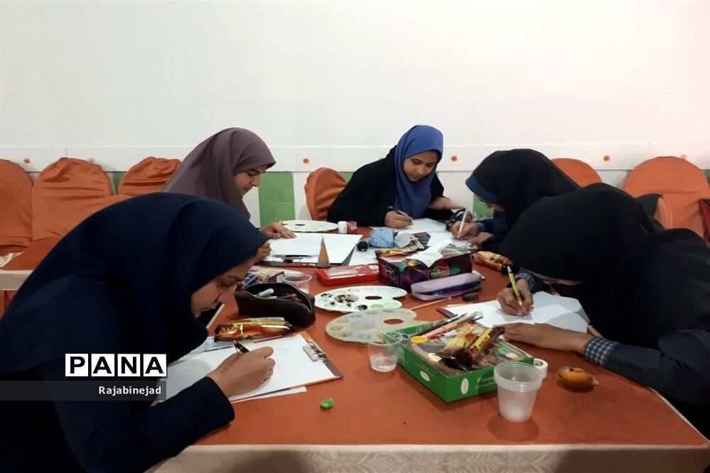مسابقات هنرهای تجسمی دختران دانش آموزدرابرکوه