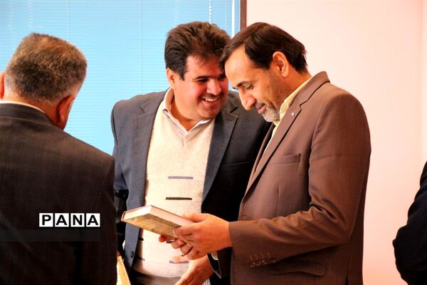 آیین دانش آموزان هنرستان خادمی  به مناسبت روز مادر