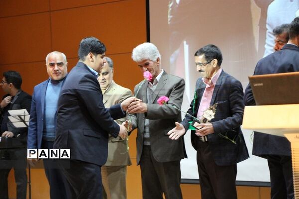 آیین دانش آموزان هنرستان خادمی  به مناسبت روز مادر