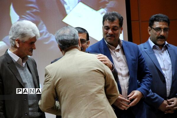 آیین دانش آموزان هنرستان خادمی  به مناسبت روز مادر