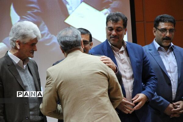 آیین دانش آموزان هنرستان خادمی  به مناسبت روز مادر