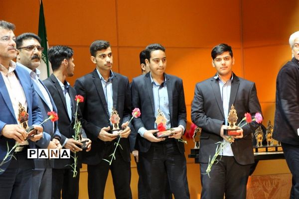 آیین دانش آموزان هنرستان خادمی  به مناسبت روز مادر