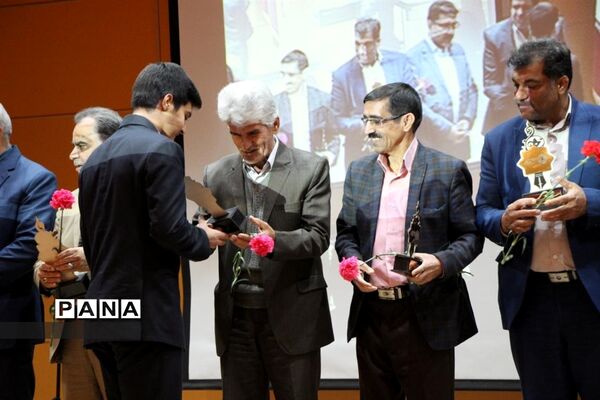 آیین دانش آموزان هنرستان خادمی  به مناسبت روز مادر