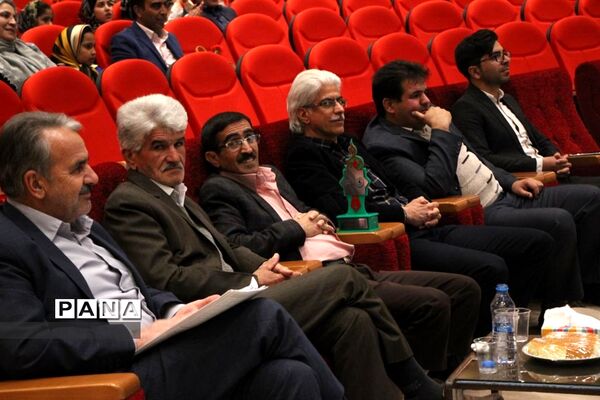آیین دانش آموزان هنرستان خادمی  به مناسبت روز مادر