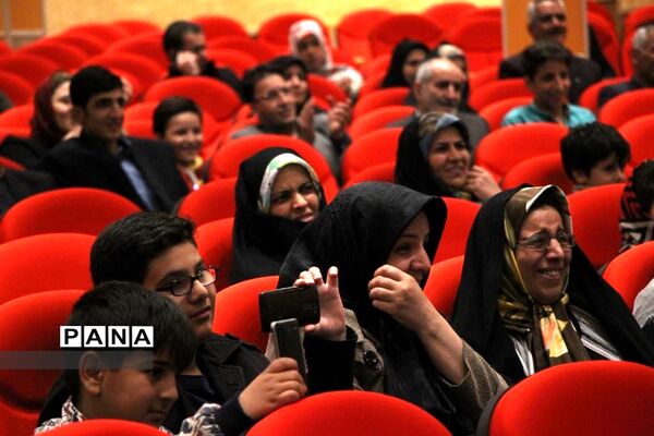 آیین دانش آموزان هنرستان خادمی  به مناسبت روز مادر