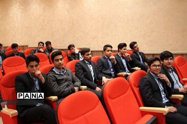 آیین دانش آموزان هنرستان خادمی  به مناسبت روز مادر