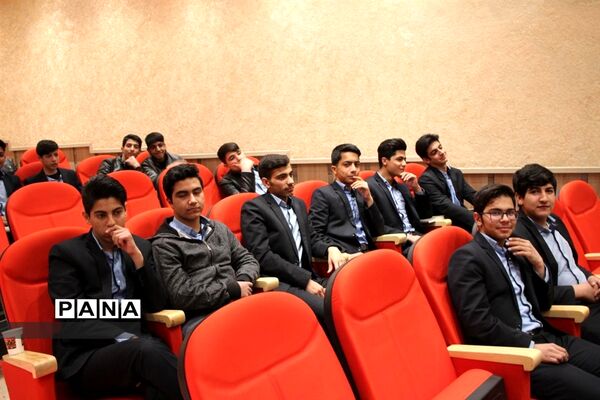 آیین دانش آموزان هنرستان خادمی  به مناسبت روز مادر
