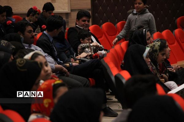 آیین دانش آموزان هنرستان خادمی  به مناسبت روز مادر