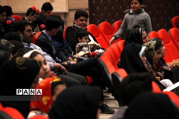 آیین دانش آموزان هنرستان خادمی  به مناسبت روز مادر