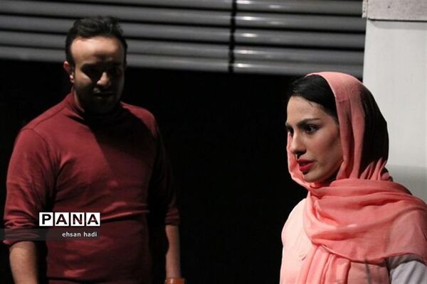 تئاتر «قدم زدن برروی خطوط زرد خطر»