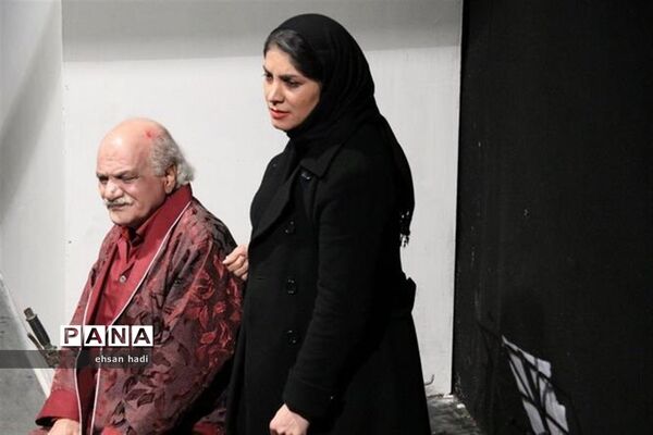 تئاتر «قدم زدن برروی خطوط زرد خطر»