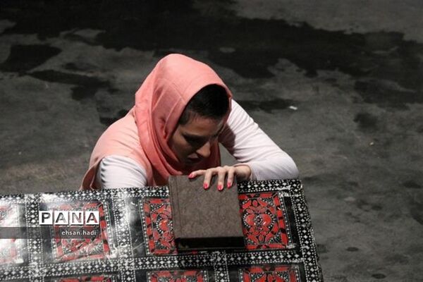 تئاتر «قدم زدن برروی خطوط زرد خطر»