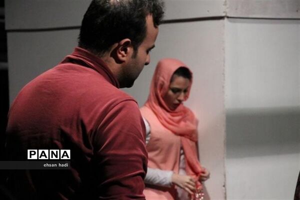 تئاتر «قدم زدن برروی خطوط زرد خطر»