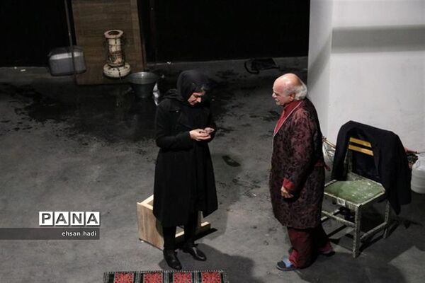 تئاتر «قدم زدن برروی خطوط زرد خطر»