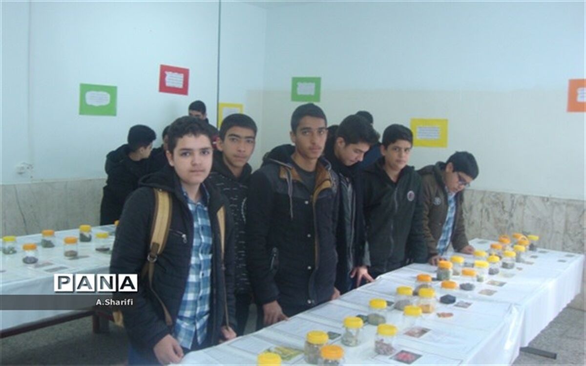 دانش آموزان دبیرستان معارف سامان  در نمایشگاه گیاهان دارویی