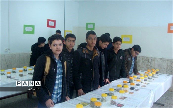 دانش آموزان دبیرستان معارف سامان  در نمایشگاه گیاهان دارویی