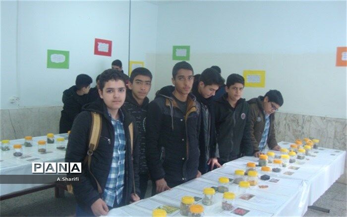 دانش آموزان دبیرستان معارف سامان  در نمایشگاه گیاهان دارویی