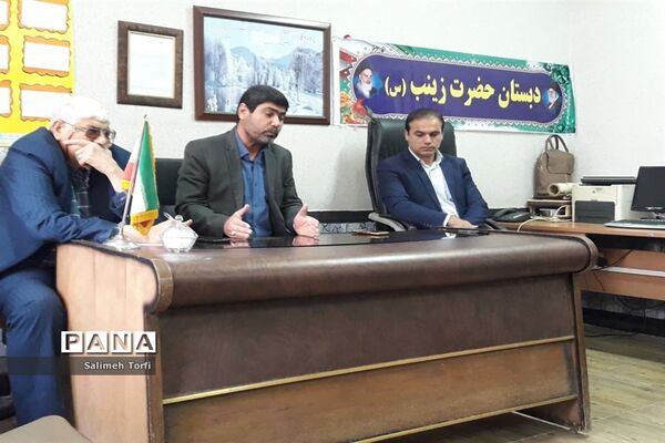 نشست هم اندیشی ریاست آموزش وپرورش شهرستان حمیدیه بامدیران ابتدایی شهری