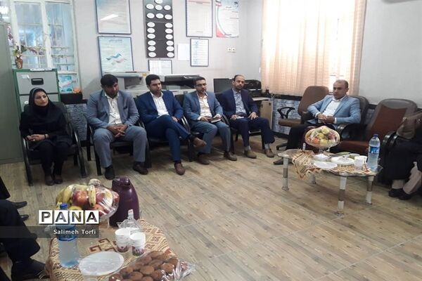 نشست هم اندیشی ریاست آموزش وپرورش شهرستان حمیدیه بامدیران ابتدایی شهری
