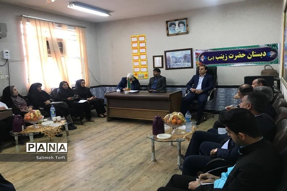 نشست هم اندیشی ریاست آموزش وپرورش شهرستان حمیدیه بامدیران ابتدایی شهری