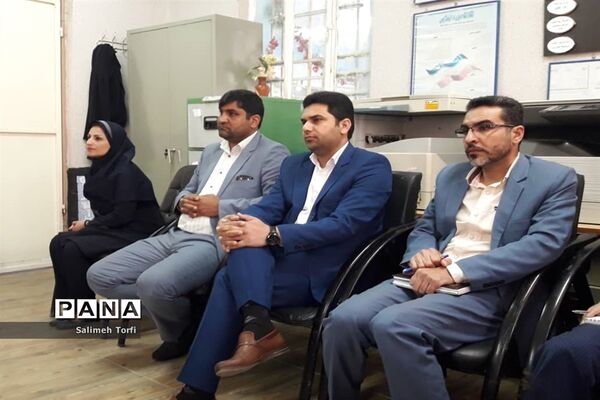 نشست هم اندیشی ریاست آموزش وپرورش شهرستان حمیدیه بامدیران ابتدایی شهری