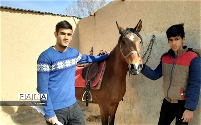 بازدید دانش آموزان شهید مطهری ابرکوه از باشگاه اسب سواری