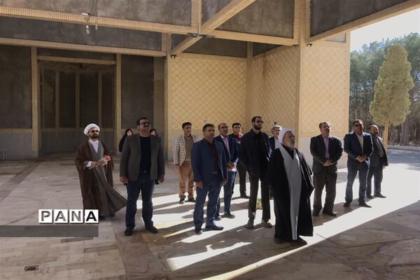 غبارروبی و عطر افشانی گلزار شهدای مروست به مناسبت هفته تربیت اسلامی و امور تربیتی