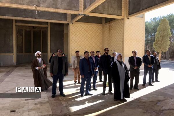 غبارروبی و عطر افشانی گلزار شهدای مروست به مناسبت هفته تربیت اسلامی و امور تربیتی