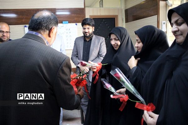 اهدای گل به مناسبت روز امور تربیتی