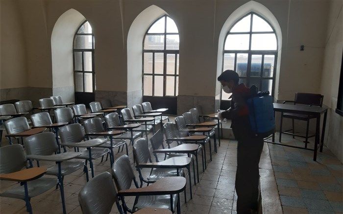 ضدعفونی کردن دبیرستان ایرانشهر برای مقابله با ویروس کرونا