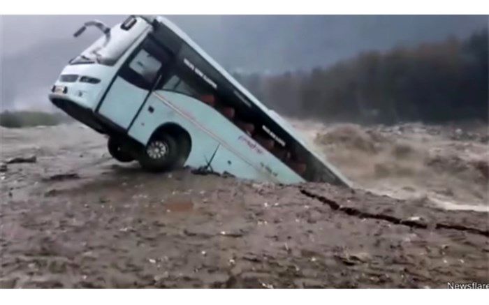 واژگون شدن اتوبوس گردشگری درون سیلاب + ویدئو