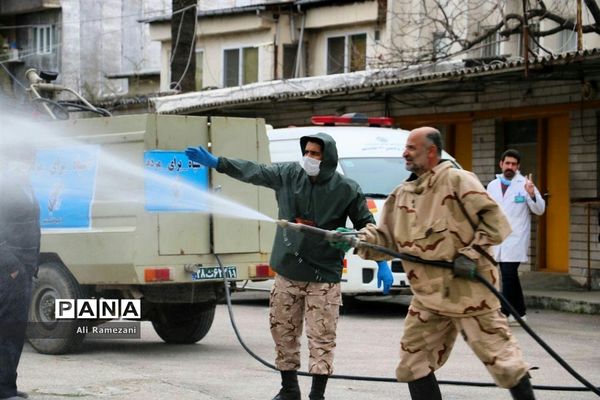 ضدعفونی کردن اطراف بیمارستان‌های پایلوت پذیرش بیماران مبتلا یا مشکوک به کرونا در قائمشهر