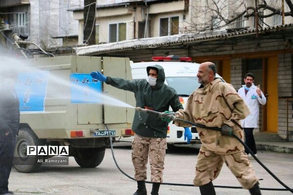 ضدعفونی کردن اطراف بیمارستان‌های پایلوت پذیرش بیماران مبتلا یا مشکوک به کرونا در قائمشهر