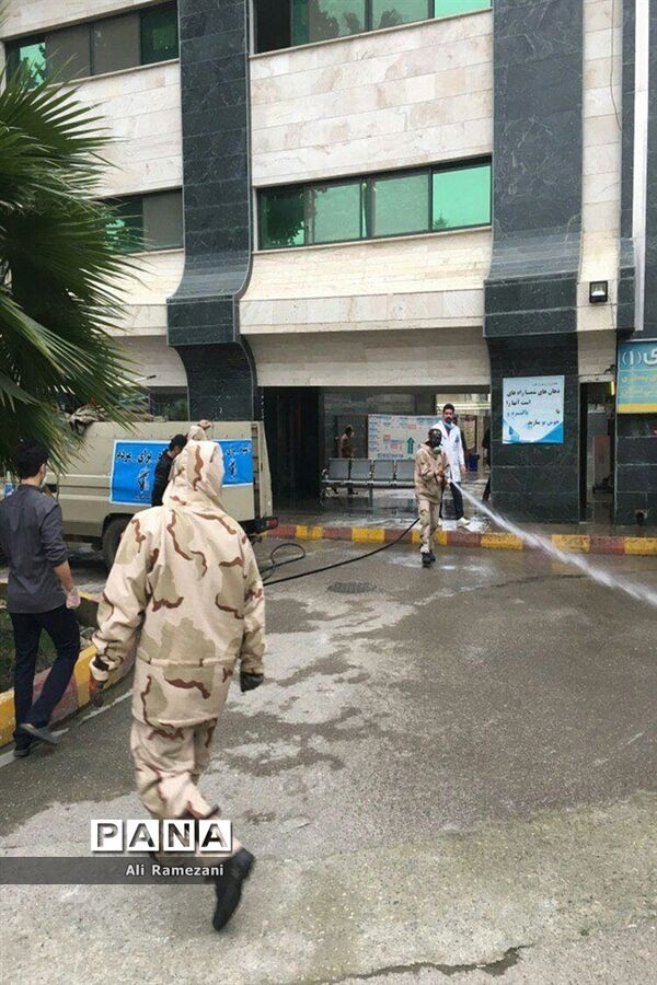 ضدعفونی کردن اطراف بیمارستان‌های پایلوت پذیرش بیماران مبتلا یا مشکوک به کرونا در قائمشهر