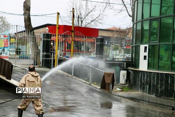 ضدعفونی کردن اطراف بیمارستان‌های پایلوت پذیرش بیماران مبتلا یا مشکوک به کرونا در قائمشهر