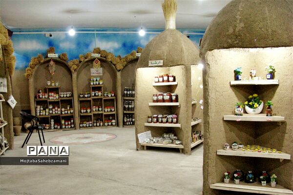 آثار دستی روستاهای برگزیده کاشمر در فروشگاه روستا