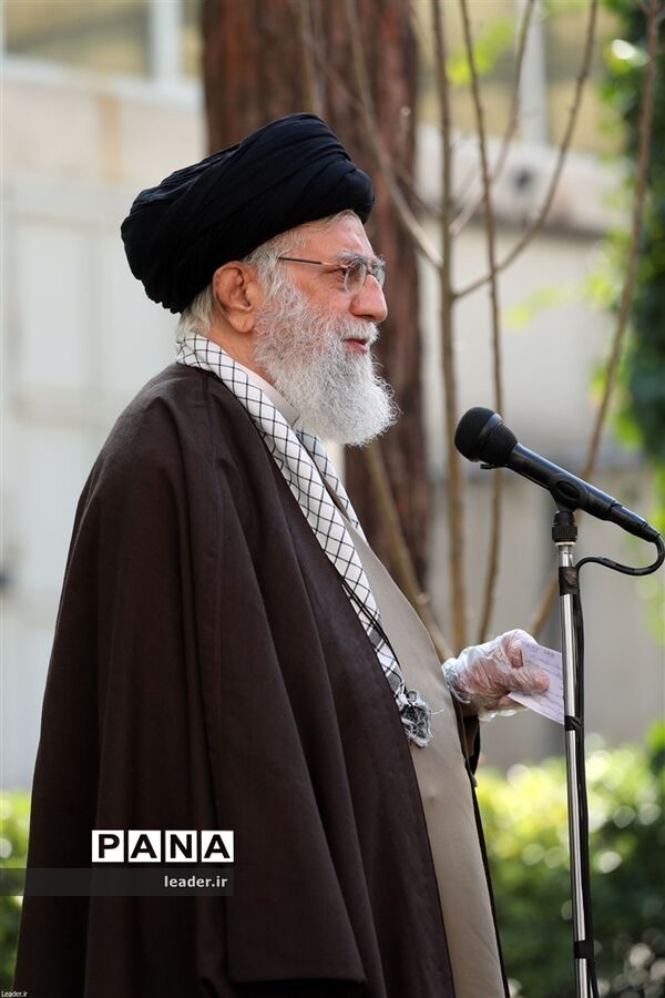 کاشت دو اصله نهال میوه توسط رهبر انقلاب اسلامی