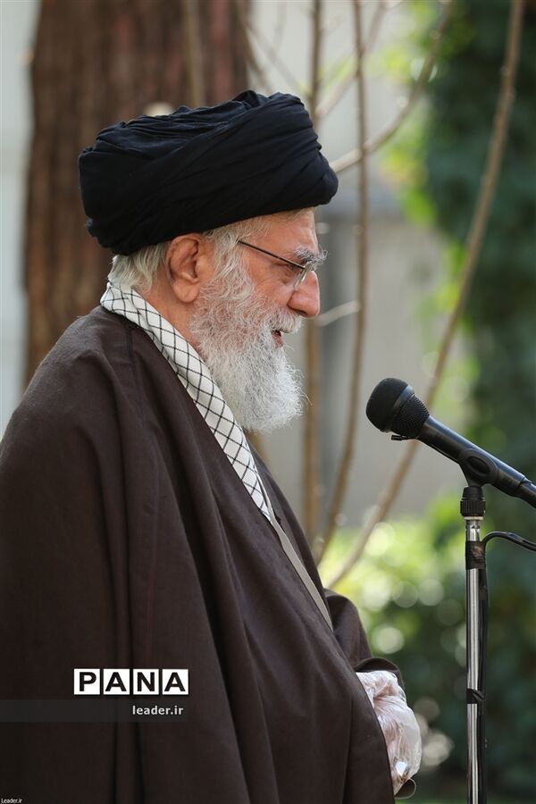 کاشت دو اصله نهال میوه توسط رهبر انقلاب اسلامی