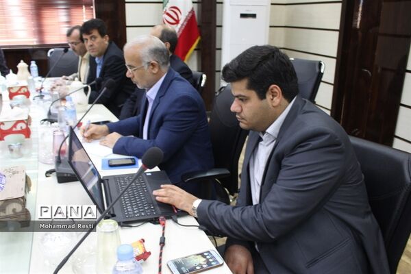 جلسه ویدئو کنفرانس مدیرکل آموزش و پرورش استان بوشهر و شورای معاونان با مدیران آموزش و پرورش  شهرستان‌ها و مناطق