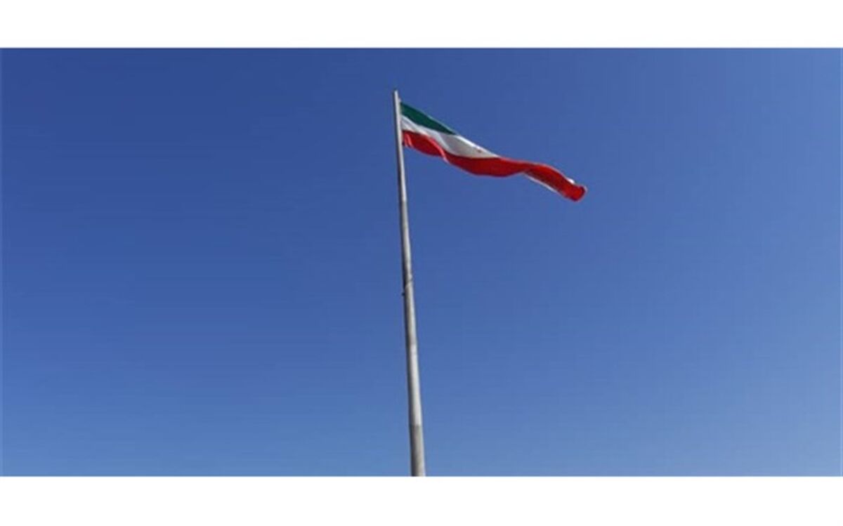 پرچم اهدایی سازمان پژوهش و برنامه‌ریزی آموزشی در محل یادمان شهدای ذوالفقاریه