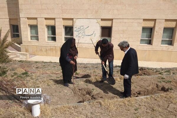 روزی همراه با درختکاری درسازمان دانش‌آموزی استان خراسان جنوبی