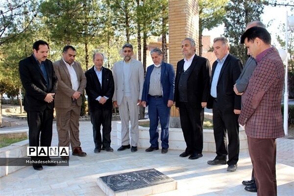 تجدید میثاق مدیرکل و جمعی از کارکنان آموزش و پرورش استان با شهدای گمنام در روز شهدا