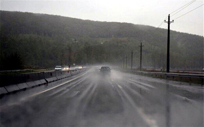 بارش باران در محورهای مواصلاتی ۱۲ استان