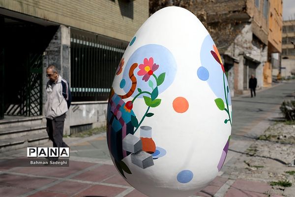 زیبا‌سازی تهران با تخم مرغ‌های رنگی