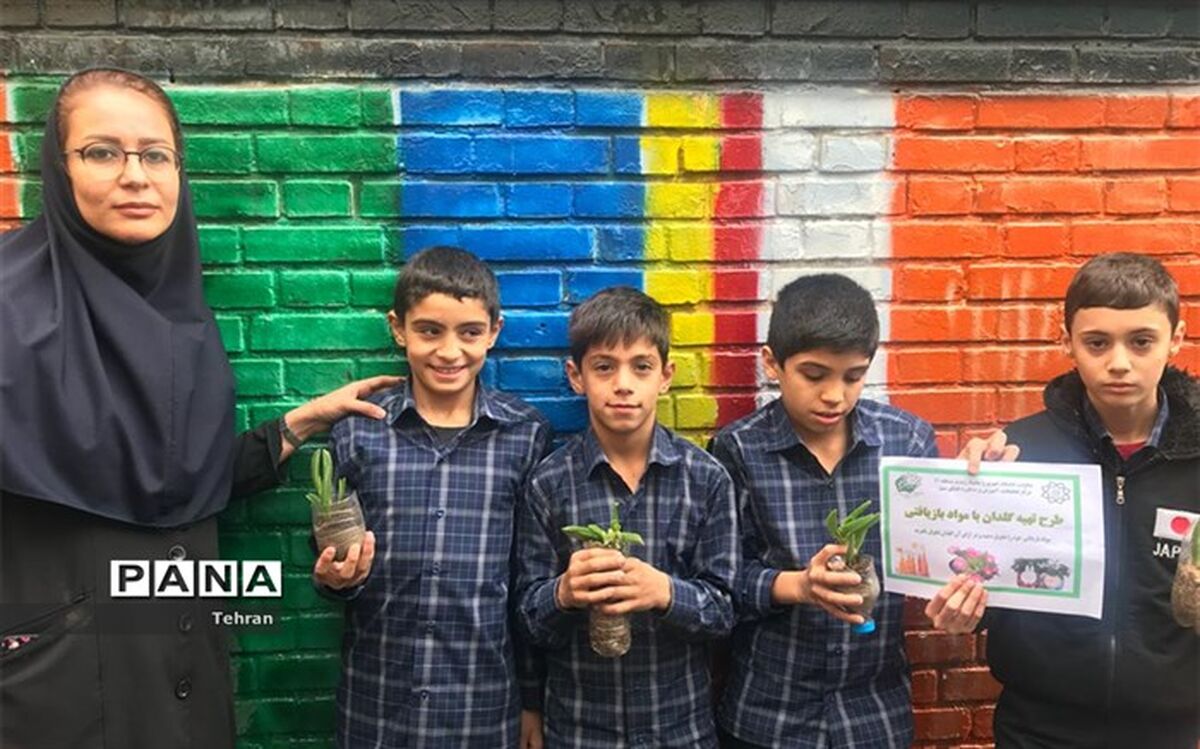 آموزش کاشت گل و گیاه با هدف آشتی دانش آموزان و فضای سبز در منطقه ۱۱